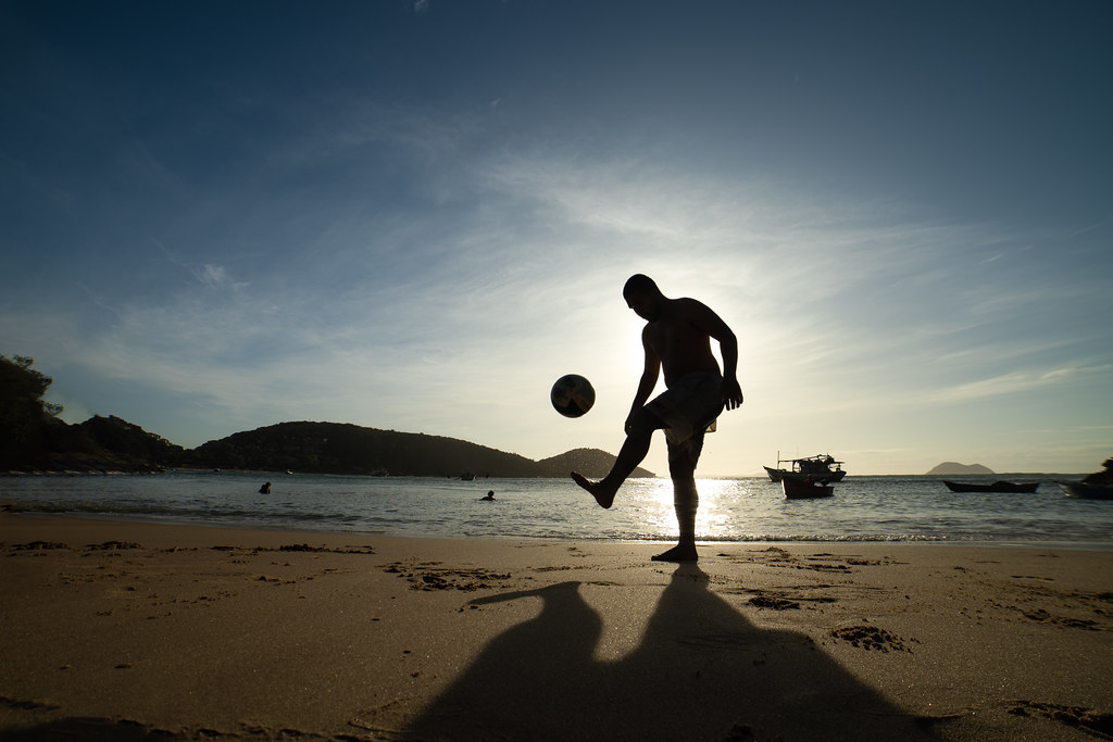 Persona practicando fútbol en Búzios, península paradisiaca en Río de Janeiro, Brasil.