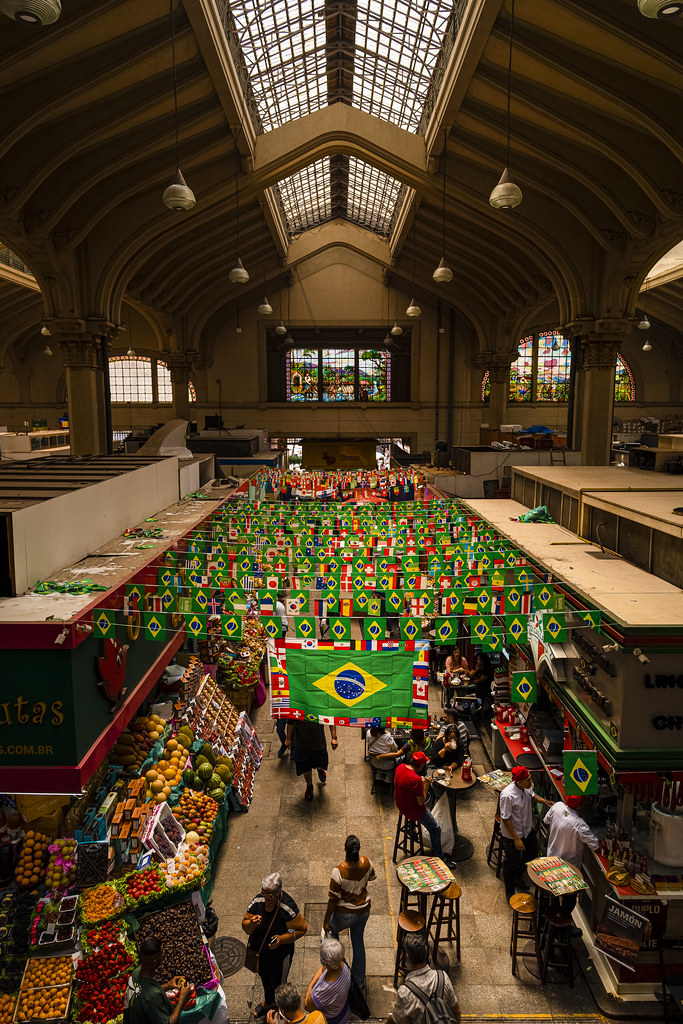 Panorámica interior del Mercado Municipal de São Paulo, conocido localmente como 
