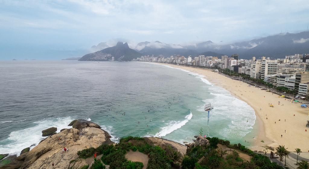 Vista panorámica de la Pedra do Arpoador, entre las playas de Copacabana e Ipanema en Río de Janeiro. Reserva en Viajes Comfama