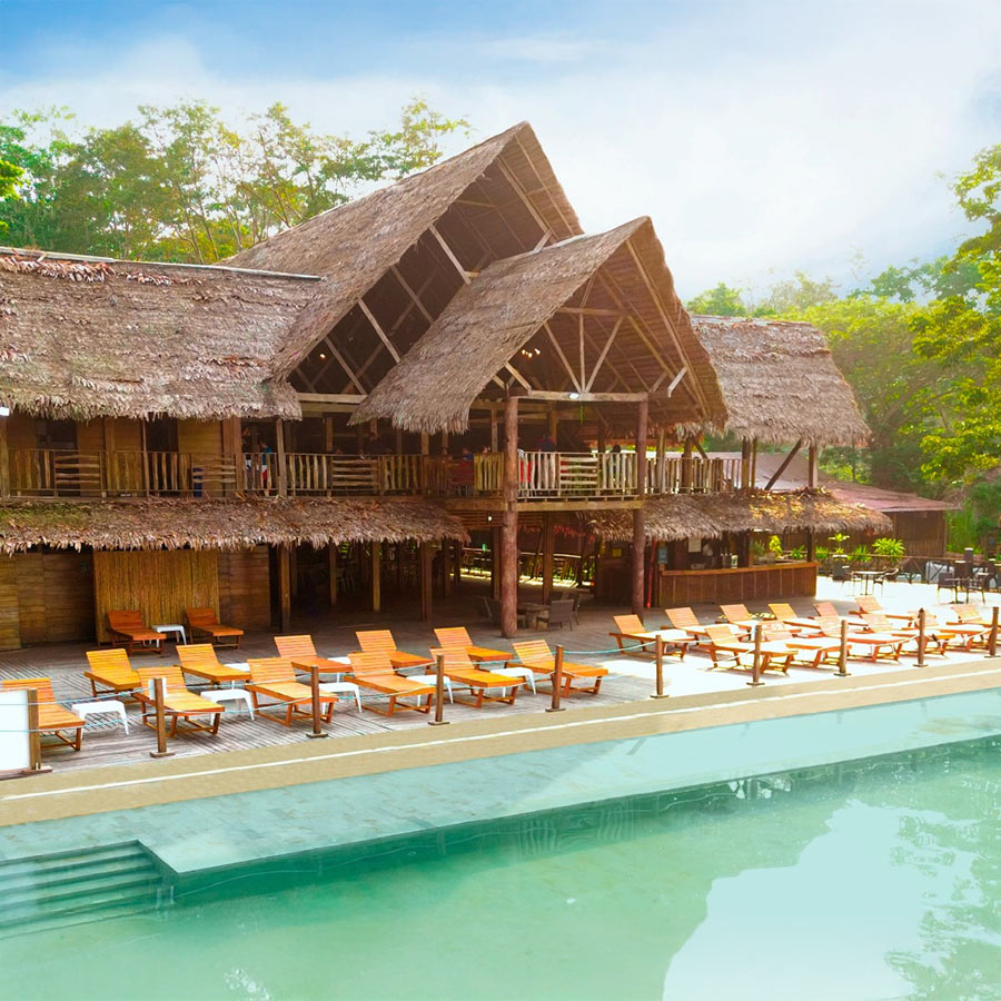 Paisaje natural de la selva del Amazonas con río y vegetación densa.