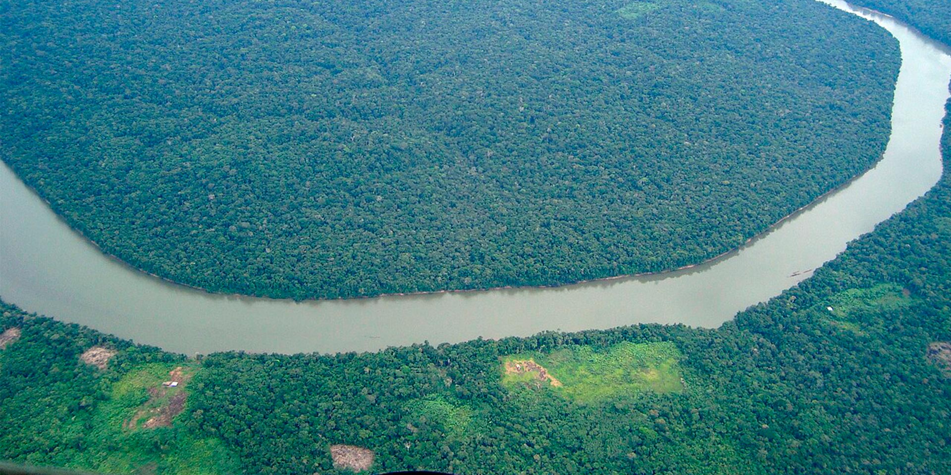 Vista aérea del Río Amazonas y la vasta selva tropical que lo rodea. Tours al Amazonas en Viajes Comfama