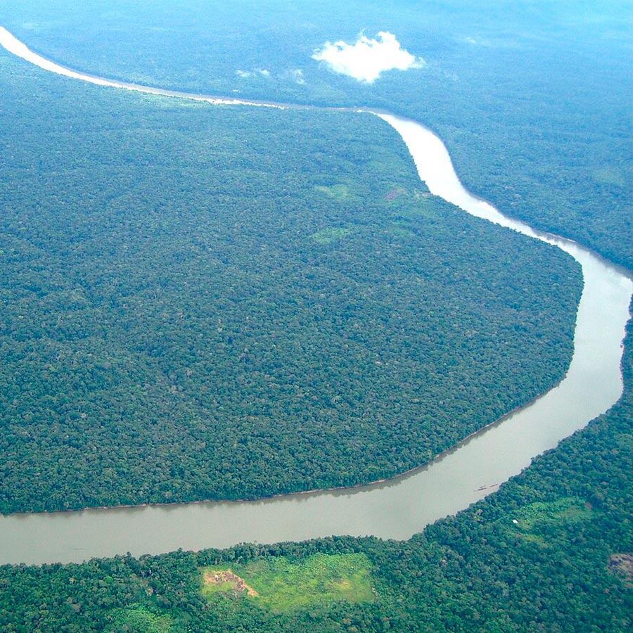 Vista aérea del Río Amazonas y la vasta selva tropical que lo rodea. Tours al Amazonas en Viajes Comfama