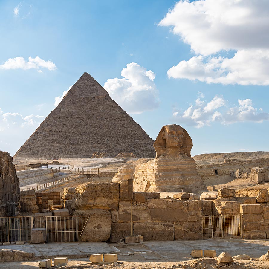 Gran Esfinge de Guiza y la Gran Pirámide de Guiza (Pirámide de Keops) en Egipto. Reserva en Viajes Comfama