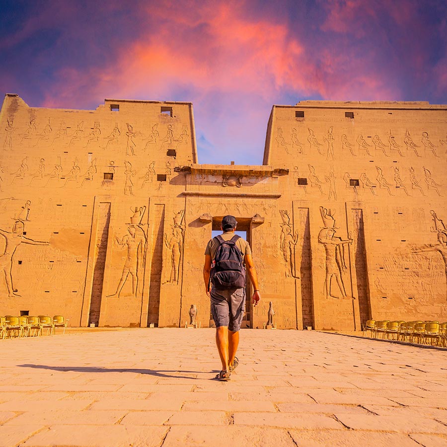 Templo de Edfu, dedicado al dios halcón Hurus en Egipto. Reserva en Viajes Comfama