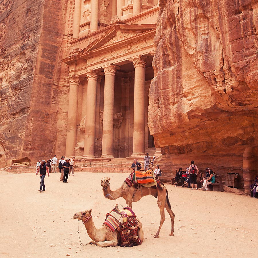 Tesoro de Petra (o Al-Khazneh) en la antigua ciudad de Petra en Jordania. Reserva en Viajes Comfama
