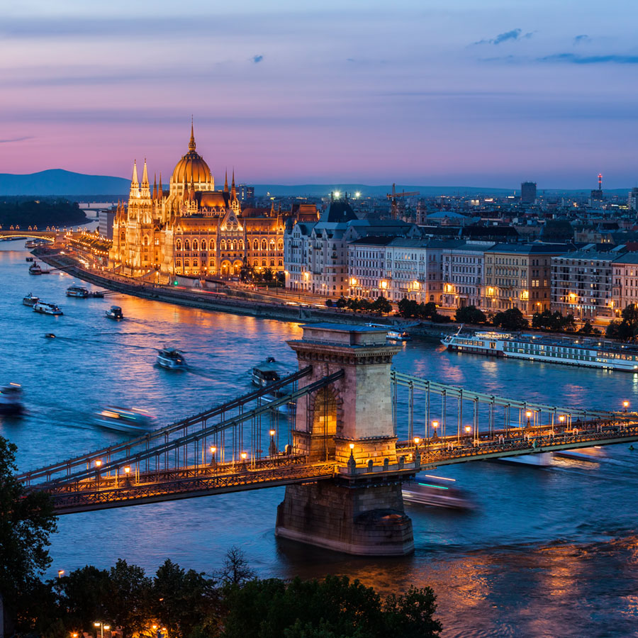 Vista panorámica de Budapest, capital de Hungría, durante el atardecer u hora azul. Este 2026 reserva con Viajes Comfama