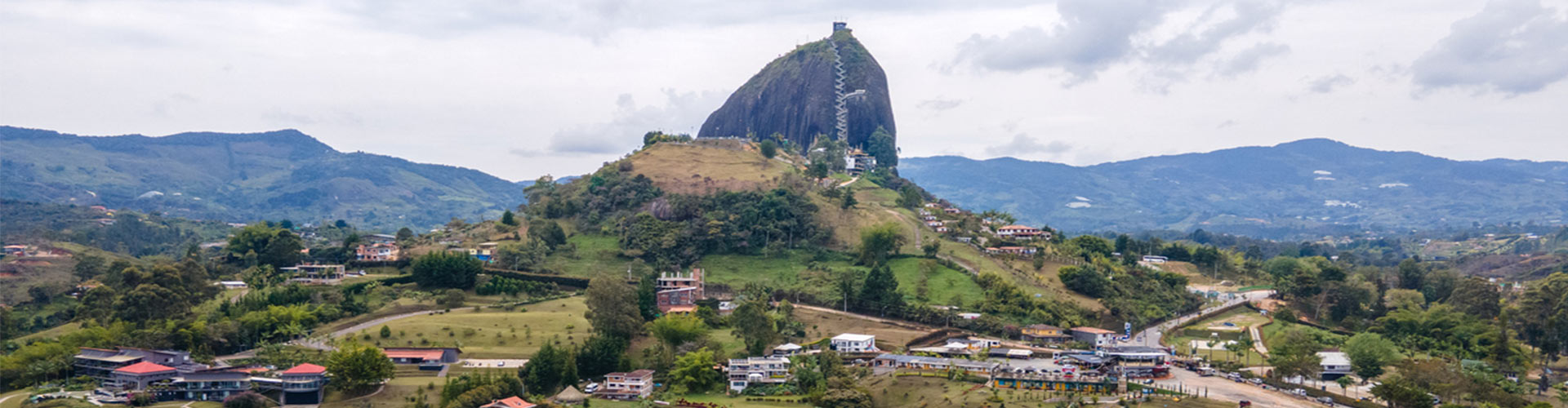 Panorámica del embalse y Piedra del Peñol o Peñón de Guatapé en Antioquia. Visita Guatapé con Viajes Comfama