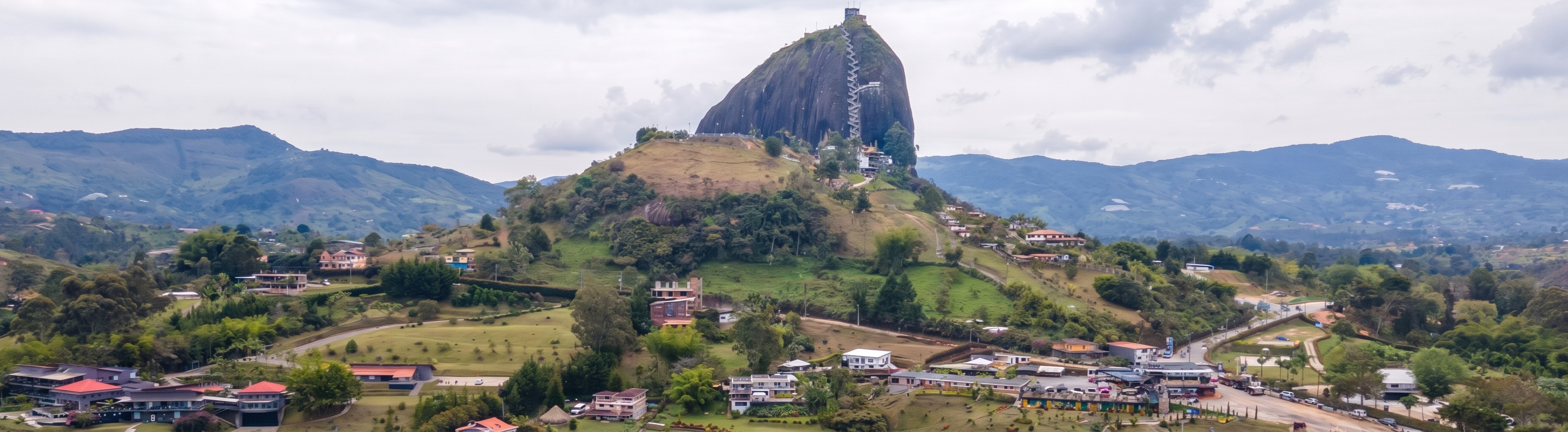 Panorámica del embalse y Piedra del Peñol o Peñón de Guatapé en Antioquia. Visita Guatapé con Viajes Comfama