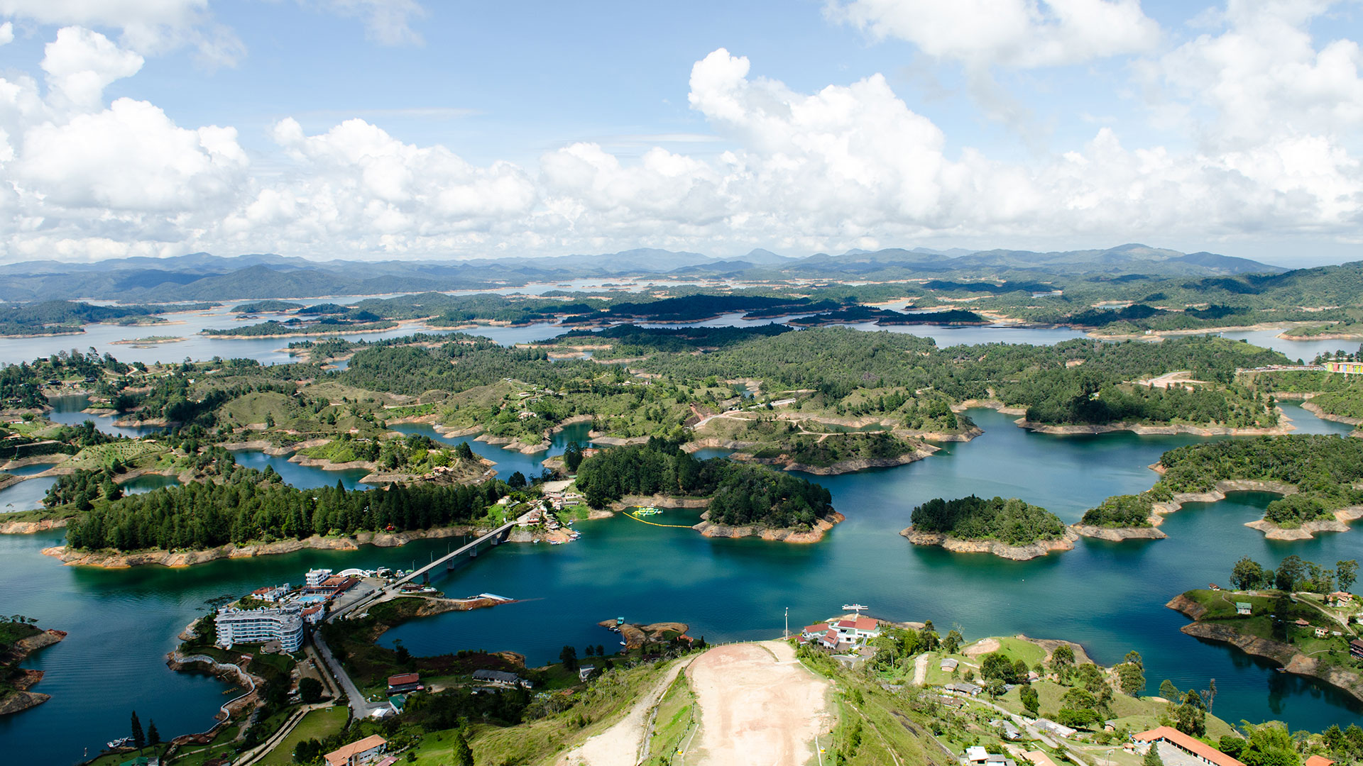 Panorámica del embalse y Piedra del Peñol o Peñón de Guatapé en Antioquia. Visita Guatapé con Viajes Comfama