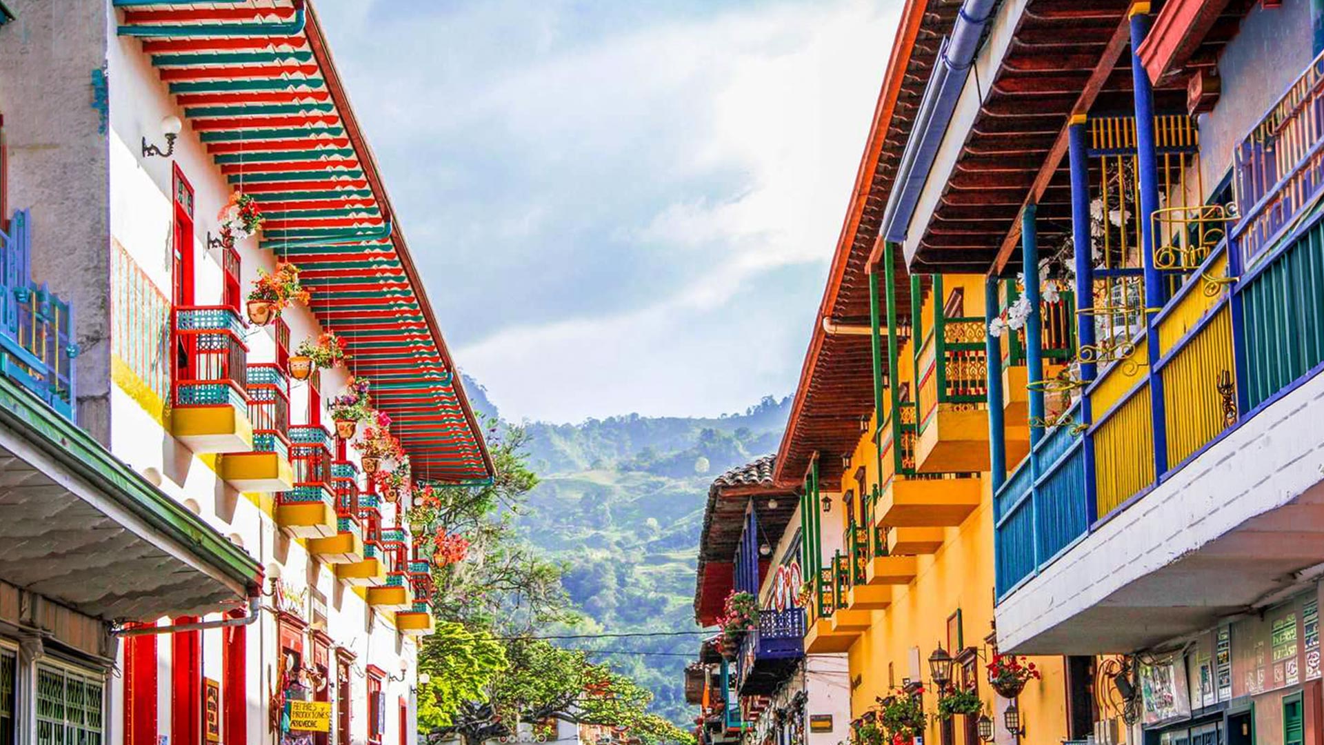 Parque principal de Jardín Antioquia. Basílica Menor de la Inmaculada Concepción en Jardín Antioquia. Rodeado de Árboles y vegetación. Reserva un tour en Viajes Comfama