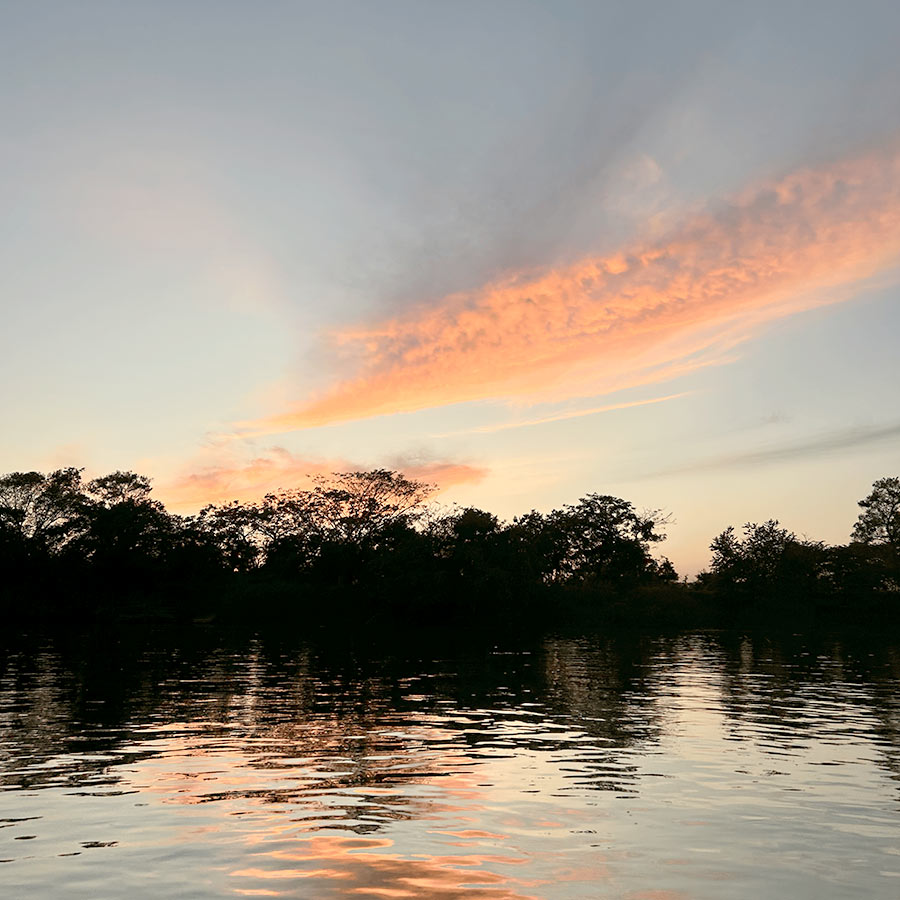 Atardecer en el Río Magdalena cerca de Santa Cruz de Mompox, Colombia. Reserva en Viajes Comfama