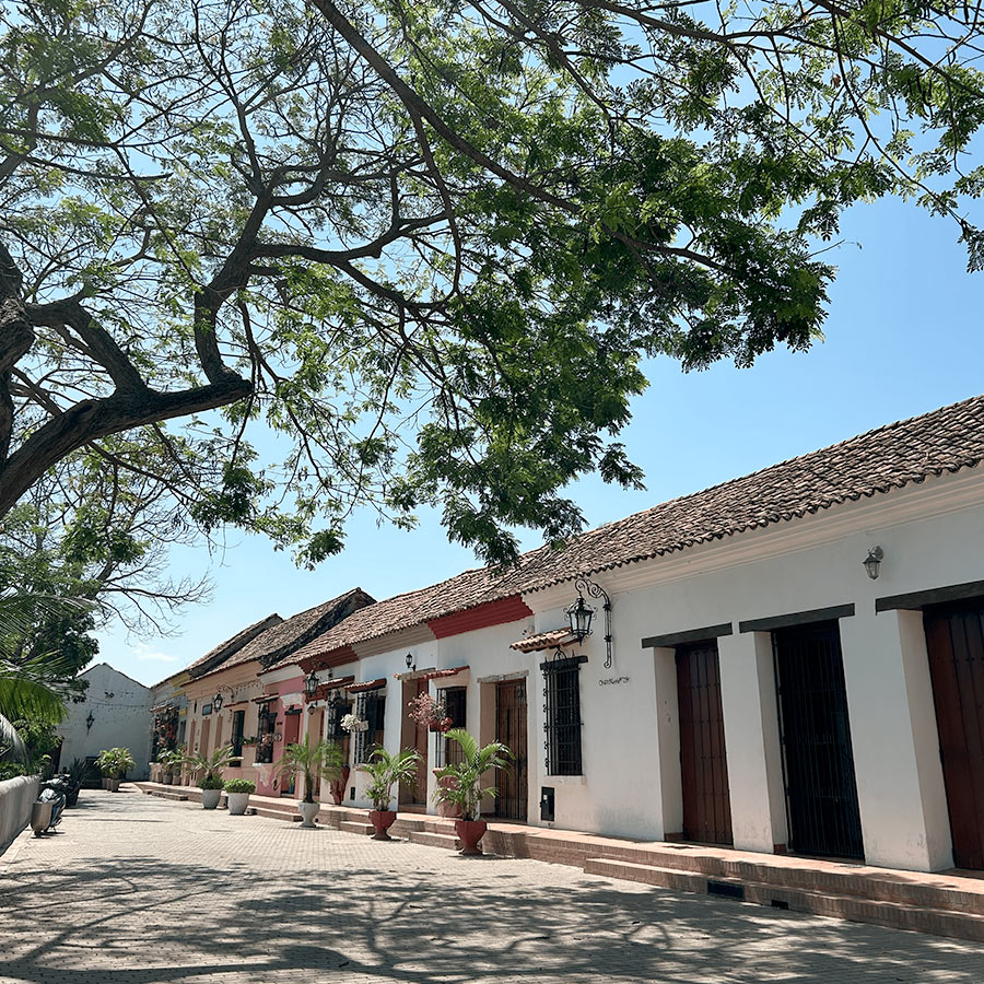 Vista de una calle colonial en Santa Cruz de Mompox, Colombia. Visita con Viajes Comfama