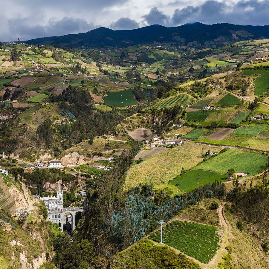 Santuario de Las Lajas rodeada de naturaleza en Nariño. Planea tu paseo Comfama 2026 en Viajes Comfama