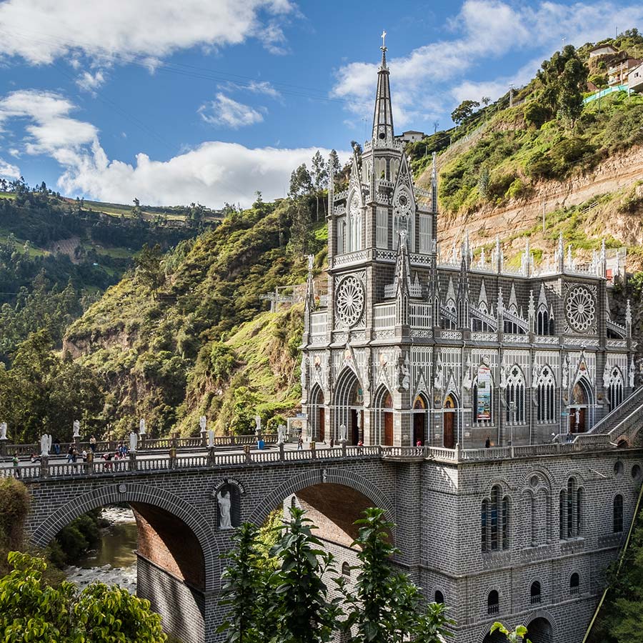 Icónico Santuario de Las Lajas en Nariño Colombia. Planea tu excursión 2026 con Viajes Comfama