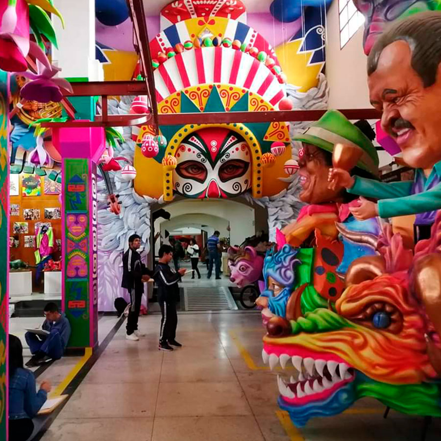 Vista interior del Museo del Carnaval de Negros y Blancos en el Centro Cultural Pandiaco en Pasto, Nariño. Planea tu paseo 2026 con Viajes Comfama