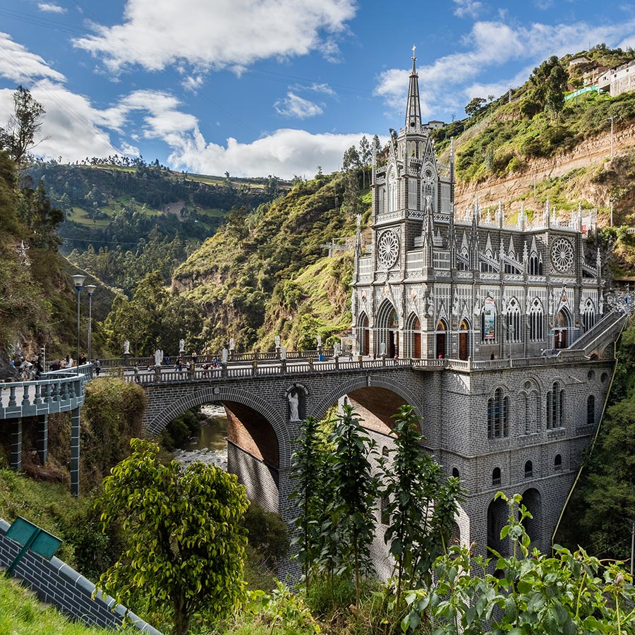 Santuario de Las Lajas, Ipiales, mostrando la arquitectura gótica y el cañón del río Guáitara.