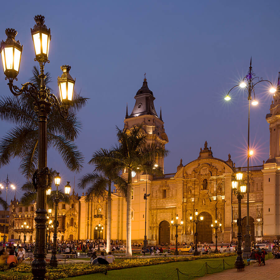 Vista panorámica de la catedral de Lima por la noche, Perú, Sudamérica