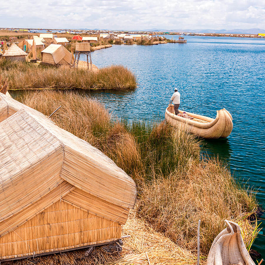 Islas flotantes de los Uros artificiales en el lago Titicaca cerca de Puno, Perú