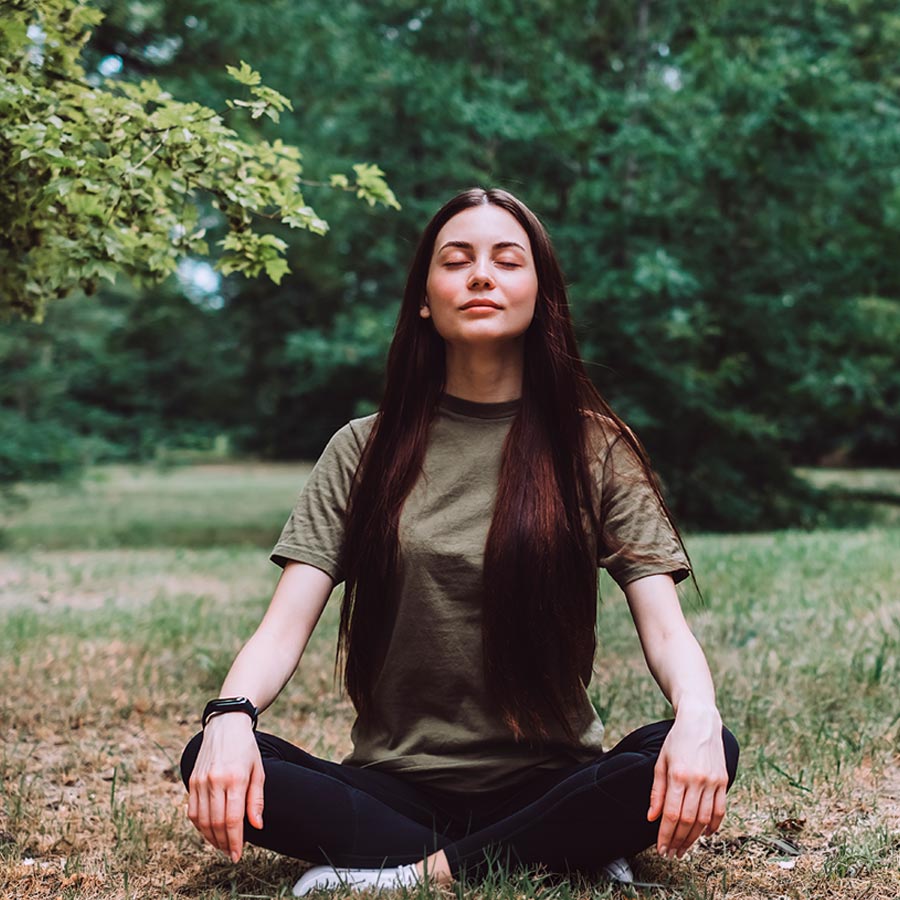 Mujer en postura de Yoga. Reserva un retiro de Yoga en Viajes Comfama