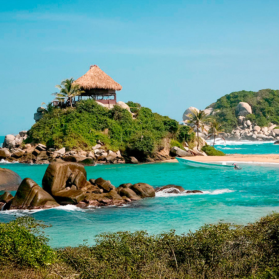 Vista panorámica de los imponentes Cerros de Mavecure junto al río Inírida en Guainía.