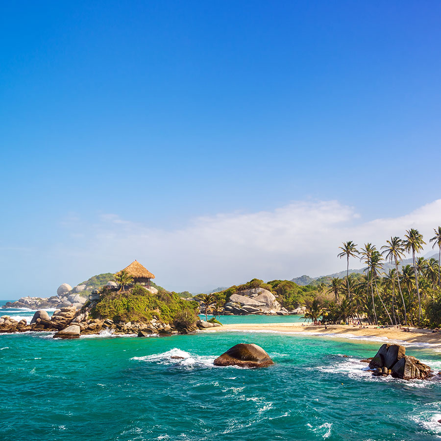 Atardecer sobre las formaciones rocosas de los cerros Pajarito, Mono y Mavicure.