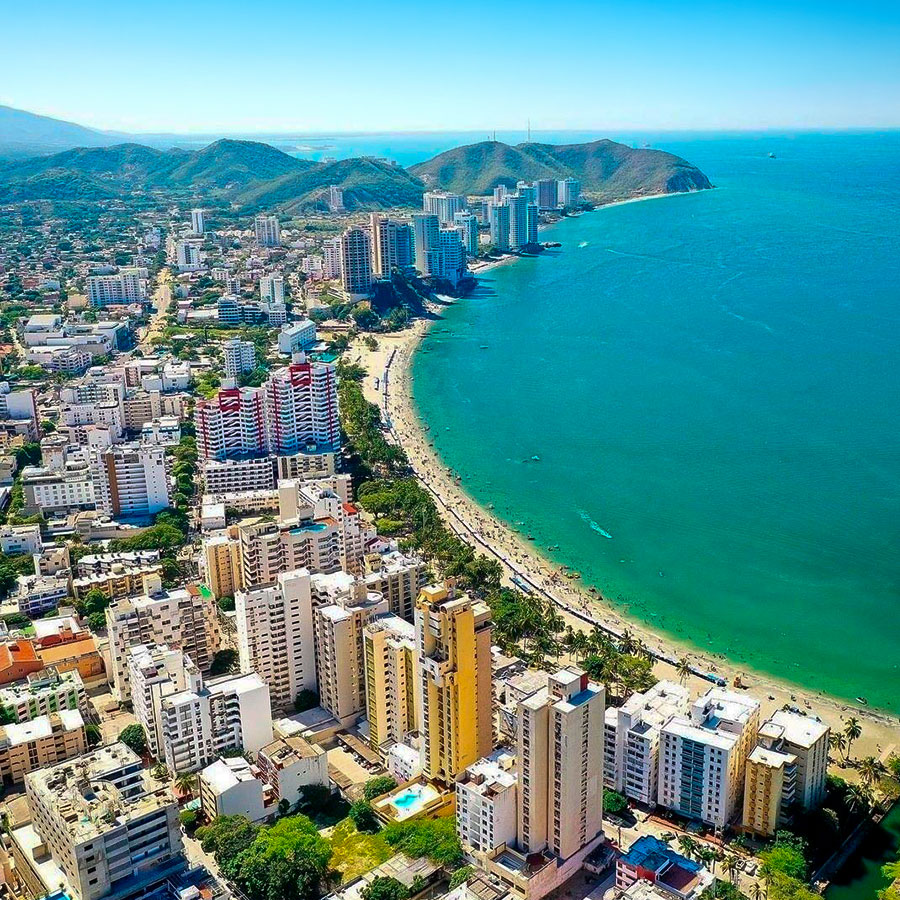 Atardecer sobre las formaciones rocosas de los cerros Pajarito, Mono y Mavicure.