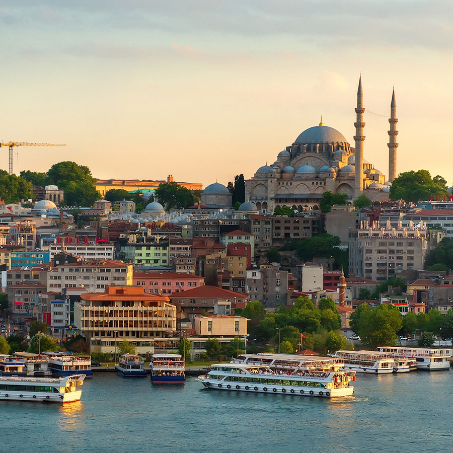 Vista panorámica de la Mezquita de Solimán en Estambul, Turquía. Reserva tus vacaciones a Tailandia en Viajes Comfama