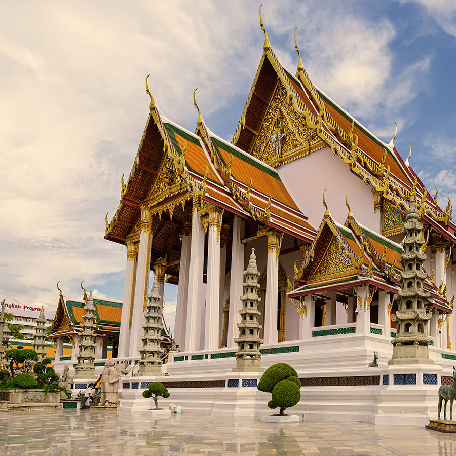 Wat Suthat Thepwararam, famoso templo budista en Bangkok, Tailandia. Reserva un tour en Viajes Comfama
