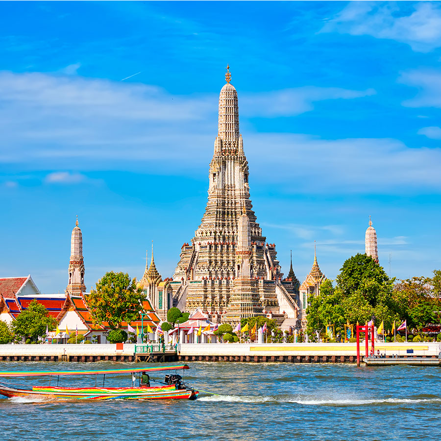 Icónico templo Wat Arun en las orillas del río Chao Phraya en Bangkok. Visita Tailandia con Viajes Comfama