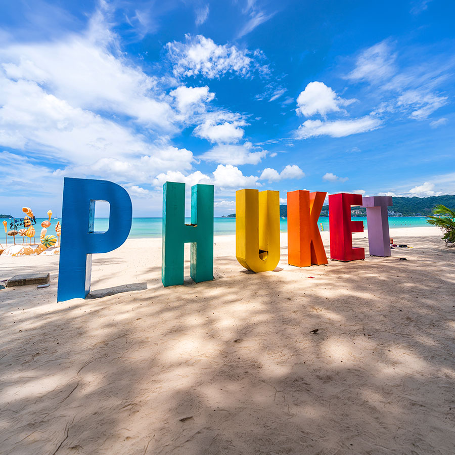 Famoso letrero de Phuket en la playa de Patong, Tailandia. Reserva el tour a Tailandia en Viajes Comfama