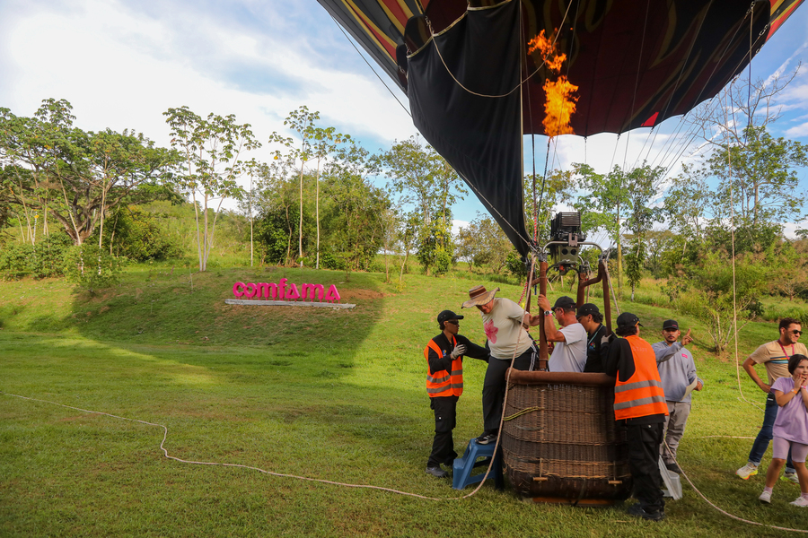Grupo de personas se suben al globo aeroestático en el Parque Biosuroeste. Vive esta experiencia con Viajes Comfama