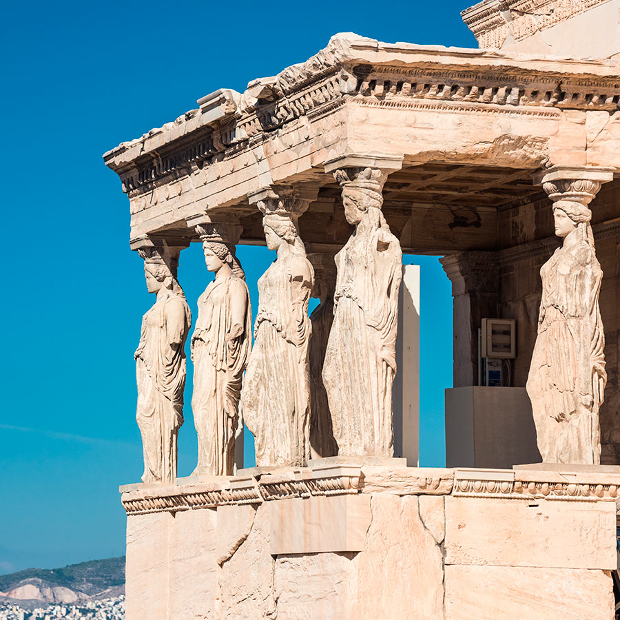 Pórtico de las Cariátides en el Erecteión, un templo antiguo en la Acrópolis de Atenas, Grecia. Reserva en Viajes Comfama