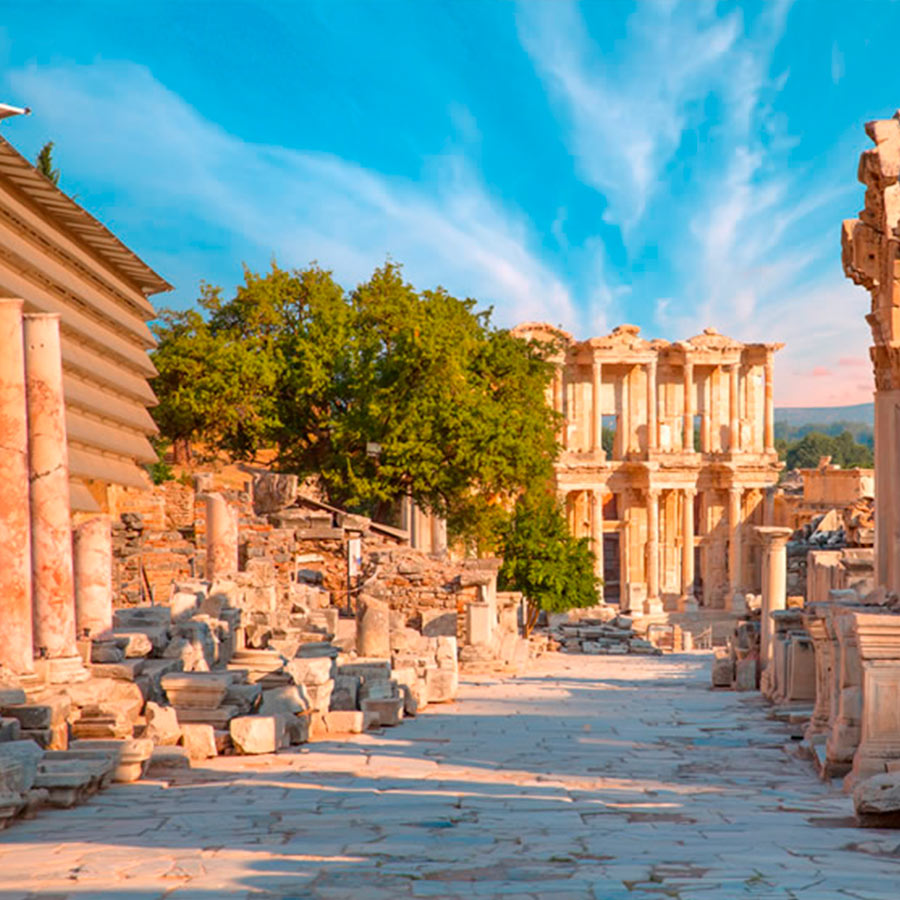 Biblioteca de Celso en la antigua ciudad de Éfeso en Turquía. Reserva un tour en Viajes Comfama