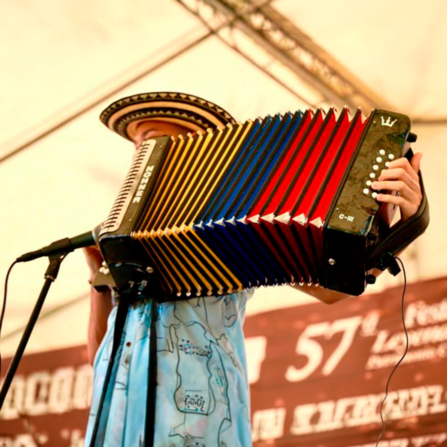 Hombre toca acordeón en el Festival de la Leyenda Vallenata en Valledupar. Reserva en Viajes Comfama