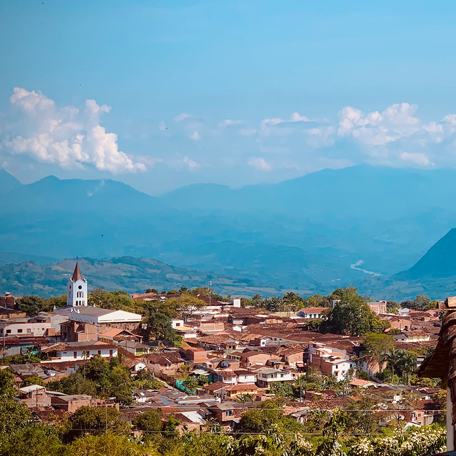 Panorámica del municipio de Valparaíso, Antioquia, destacando su arquitectura tradicional.