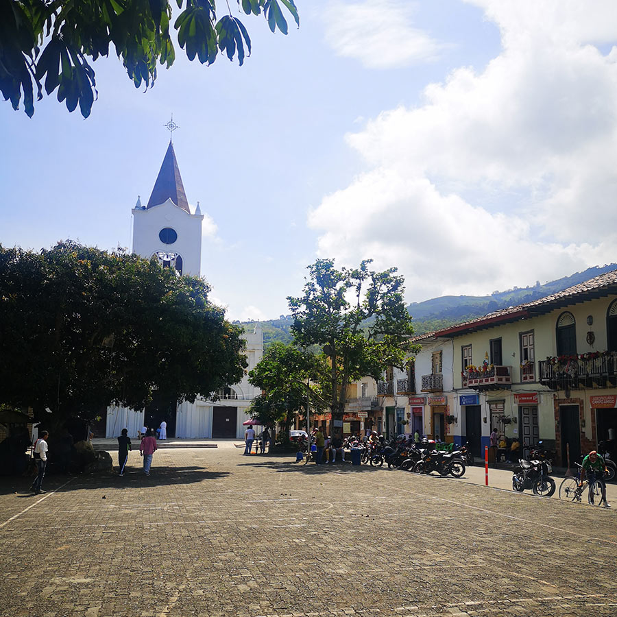 Calle colorida con arquitectura colonial típica del suroeste antioqueño en Valparaíso.