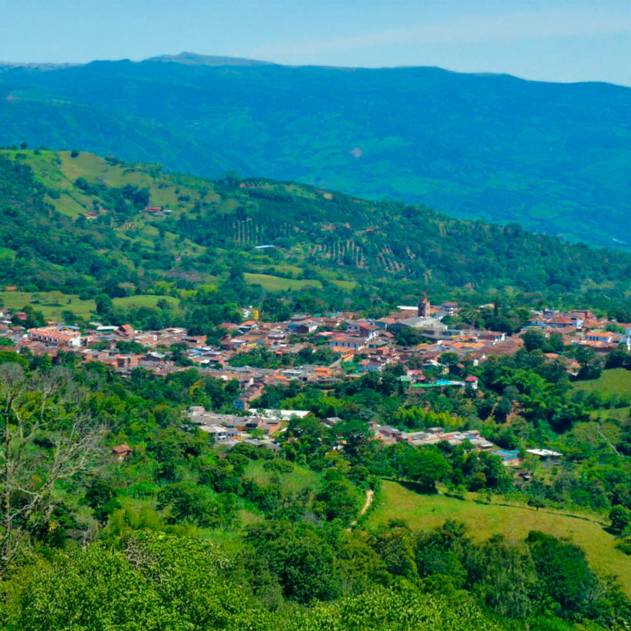Paisaje natural y montañas que rodean el valle de Valparaíso, Antioquia.