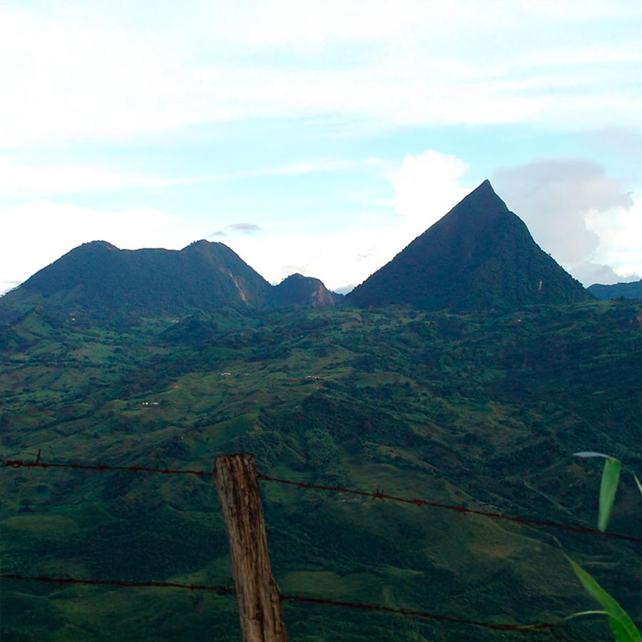 Panorámica de Cerro Tusa, la pirámide natural en Venecia, Antioquia.