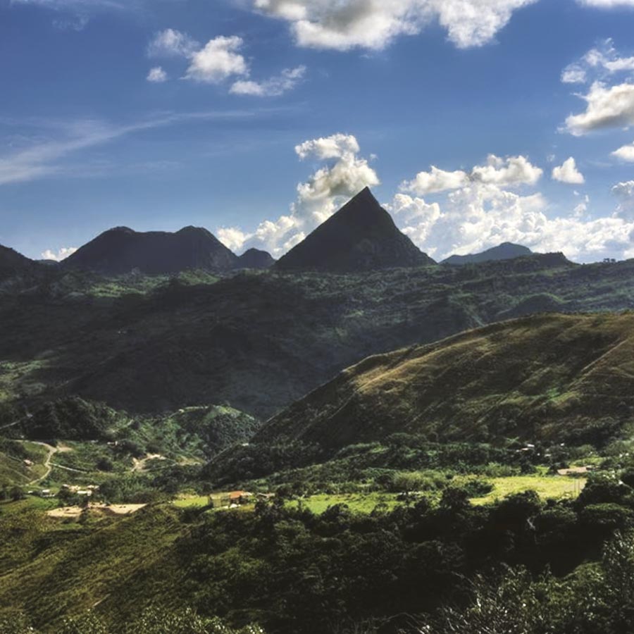 Panorámica de Cerro Tusa, la pirámide natural en Venecia, Antioquia.