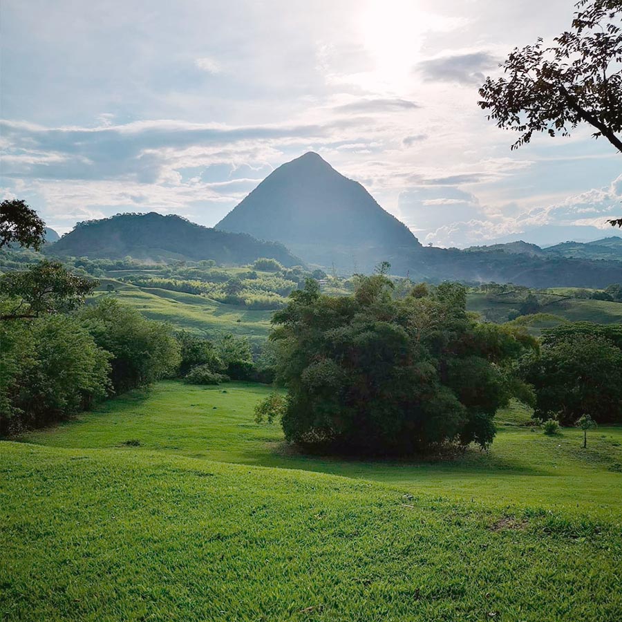 Panorámica de Cerro Tusa, la pirámide natural en Venecia, Antioquia.